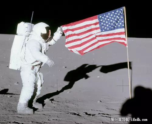 某乎：美国在月球上的旗子还站着吗